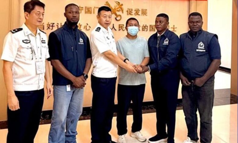 Nigeria Police Repatriates Chinese Fugitive Wanted Over ¥15.7m Rosewood Smuggling 1 HSbhgIVW4AEkgqu2